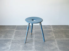 画像をギャラリービューアに読み込む, Eduard Ludwig(エドゥアルト・ルートヴィヒ)青いスツールの上から