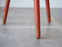 画像をギャラリービューアに読み込む, Eduard Ludwig(エドゥアルト・ルートヴィヒ)赤いスツールの脚先