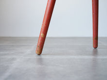 画像をギャラリービューアに読み込む, Eduard Ludwig(エドゥアルト・ルートヴィヒ)赤いスツールの丸みのある脚先