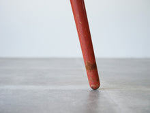 画像をギャラリービューアに読み込む, Eduard Ludwig(エドゥアルト・ルートヴィヒ)赤いスツールの丸い脚先