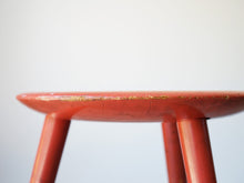 画像をギャラリービューアに読み込む, Eduard Ludwig(エドゥアルト・ルートヴィヒ)赤いスツールの座面のふち