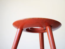画像をギャラリービューアに読み込む, Eduard Ludwig(エドゥアルト・ルートヴィヒ)赤いスツールの座面の裏側