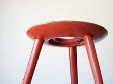 画像をギャラリービューアに読み込む, Eduard Ludwig(エドゥアルト・ルートヴィヒ)赤いスツールの座面の裏側と脚