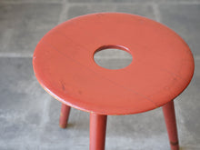 画像をギャラリービューアに読み込む, Eduard Ludwig(エドゥアルト・ルートヴィヒ)赤いスツールの丸い座面