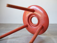 画像をギャラリービューアに読み込む, Eduard Ludwig(エドゥアルト・ルートヴィヒ)赤いスツールの裏面