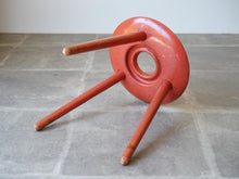 画像をギャラリービューアに読み込む, Eduard Ludwig(エドゥアルト・ルートヴィヒ)赤いスツールの裏面