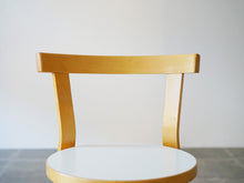 画像をギャラリービューアに読み込む, アルヴァ・アアルトの椅子背もたれアップ