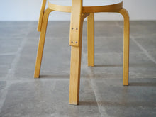 画像をギャラリービューアに読み込む, アルヴァ・アアルトの椅子左脚アップ