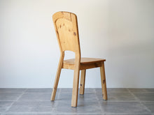 画像をギャラリービューアに読み込む, 北欧のダイニングチェアの背面
