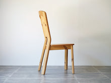 画像をギャラリービューアに読み込む, 北欧のダイニングチェアの側面 フレームの曲げがすごい