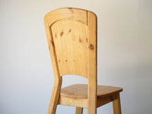 画像をギャラリービューアに読み込む, 北欧のダイニングチェアの背もたれ背面