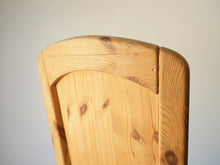 画像をギャラリービューアに読み込む, 北欧のダイニングチェアの背もたれ背面の木にヒビが入っているように見えるがおそらく木の継ぎ目