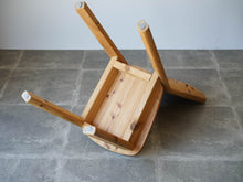 画像をギャラリービューアに読み込む, 北欧のダイニングチェアの裏面