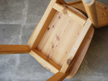 画像をギャラリービューアに読み込む, 北欧のダイニングチェアの裏面