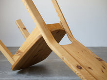 画像をギャラリービューアに読み込む, 北欧のダイニングチェアの裏面