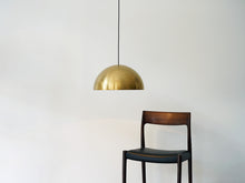 画像をギャラリービューアに読み込む, Vilhelm Wohlert&Jørgen Bo Louisiana Pendant Light ルイジアナペンダントランプ 北欧デザイン真鍮の吊り下げ照明とJLモラーのダイニングチェア