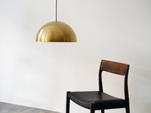 画像をギャラリービューアに読み込む, Vilhelm Wohlert&Jørgen Bo Louisiana Pendant Light ルイジアナペンダントランプ 北欧デザイン真鍮の吊り下げ照明とJLモラーのダイニングチェア