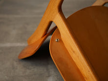 画像をギャラリービューアに読み込む, Børge Mogensen(ボーエ・モーエンセン)Model155チェアの座面裏側にあるクッション留め用のボタン