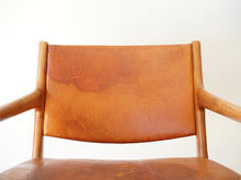 画像をギャラリービューアに読み込む, Hans J. Wegner(ハンスJウェグナー)のJH507 ヨハネスハンセン製ヴィンテージチェアのコニャック色のレザー背もたれ