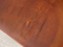 画像をギャラリービューアに読み込む, Hans J. Wegner(ハンスJウェグナー)のJH507 ヨハネスハンセン製ヴィンテージチェアの座面 破れ部分