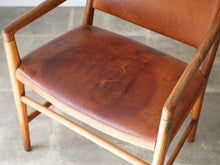 画像をギャラリービューアに読み込む, Hans J. Wegner(ハンスJウェグナー)のJH507 ヨハネスハンセン製ヴィンテージチェアの座面 破れあり