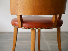 画像をギャラリービューアに読み込む, デンマークデザインのレザーのチェア背面の座面のピン