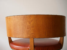 画像をギャラリービューアに読み込む, デンマークデザインのレザーのチェアの背もたれの裏