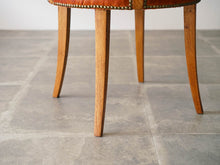 画像をギャラリービューアに読み込む, デンマークデザインのレザーのチェア脚先の曲線