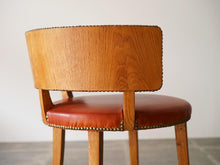 画像をギャラリービューアに読み込む, デンマークデザインのレザーのチェアの背もたれ背面