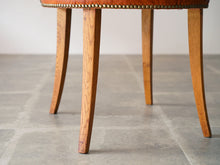 画像をギャラリービューアに読み込む, デンマークデザインのレザーのチェアの脚は曲線