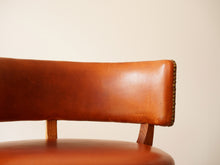 画像をギャラリービューアに読み込む, デンマークデザインのレザーのチェアの背もたれ