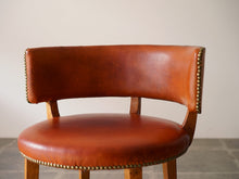 画像をギャラリービューアに読み込む, デンマークデザインのレザーのチェアの背もたれ