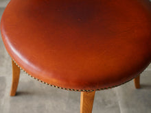 画像をギャラリービューアに読み込む, デンマークデザインのレザーのチェアの座面アップ