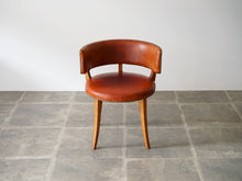 画像をギャラリービューアに読み込む, デンマークデザインのレザーのチェアの正面