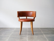 画像をギャラリービューアに読み込む, デンマークデザインのレザーのチェアの正面