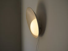 画像をギャラリービューアに読み込む, Vilhelm Lauritzen(ヴィルヘルム・ラウリッツェン)Kastrup Airportウォールランプの点灯イメージ横から