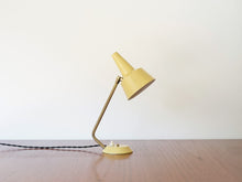 画像をギャラリービューアに読み込む, デンマークデザインの黄色いテーブルランプ
