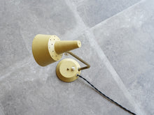 画像をギャラリービューアに読み込む, デンマークデザインの黄色いテーブルランプ上から