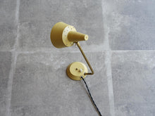 画像をギャラリービューアに読み込む, デンマークデザインの黄色いテーブルランプ