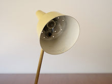 画像をギャラリービューアに読み込む, デンマークデザインの黄色いテーブルランプのシェード内部