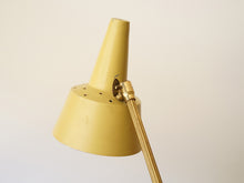 画像をギャラリービューアに読み込む, デンマークデザインの黄色いテーブルランプのシェード裏側