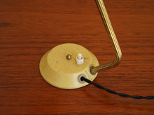 画像をギャラリービューアに読み込む, デンマークデザインの黄色いテーブルランプの土台とスイッチ