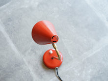 画像をギャラリービューアに読み込む, デンマークデザインの赤いヴィンテージテーブルランプを上から空気孔もある