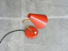 画像をギャラリービューアに読み込む, デンマークデザインの赤いヴィンテージテーブルランプを上から