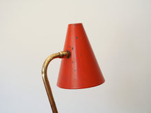 画像をギャラリービューアに読み込む, デンマークデザインの赤いシェードと真鍮のアームのヴィンテージテーブルランプ
