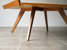 画像をギャラリービューアに読み込む, ジョージナカシマのコーヒーテーブルの脚が独特