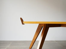 画像をギャラリービューアに読み込む, ジョージナカシマのコーヒーテーブルの淵が特徴