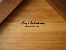 画像をギャラリービューアに読み込む, ジョージナカシマのコーヒーテーブルの刻印KnollStudio1947年