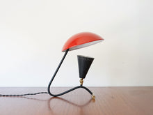 画像をギャラリービューアに読み込む, 赤いシェードのテーブルランプの全体