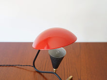 画像をギャラリービューアに読み込む, 赤いシェードのテーブルランプ